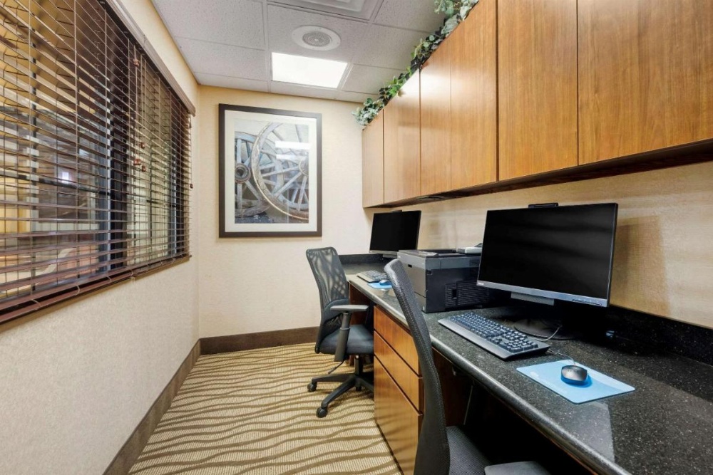 Comfort Suites Marshall Image 21
