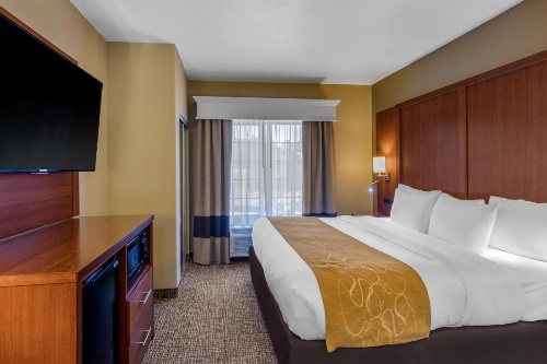 Comfort Suites Marshall image 32