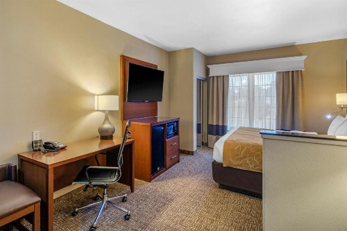 Comfort Suites Marshall image 34